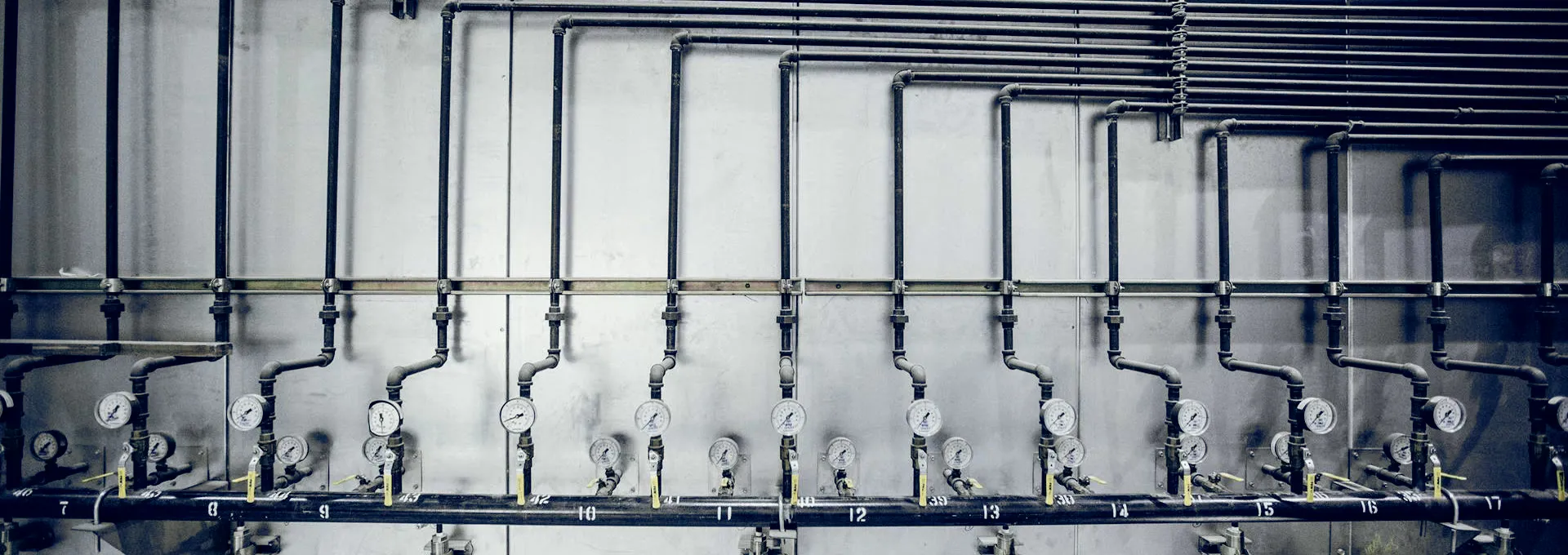 Technische Gebäudeinfrastruktur mit Druckmessern und Rohrleitungen