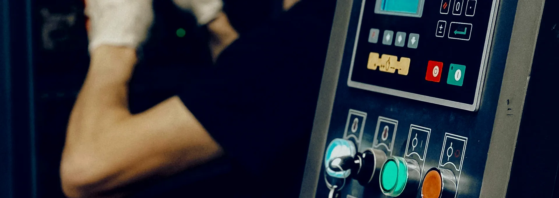 Techniker am industriellen Kontrollpanel bei der Sicherheitsprüfung