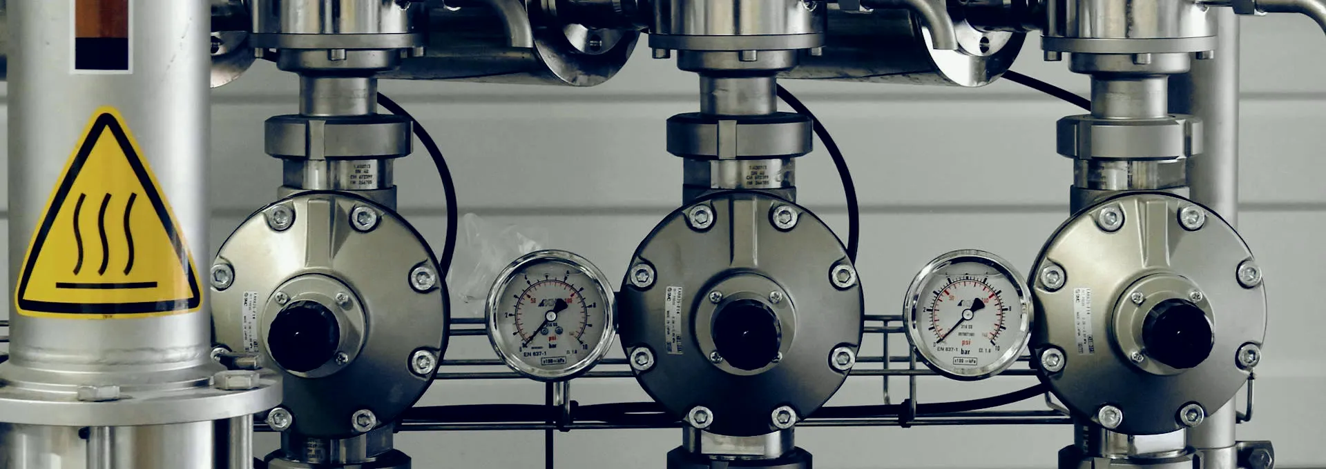 Edelstahl-Rohrleitungen mit Druckmessern einer Trinkwasseranlage